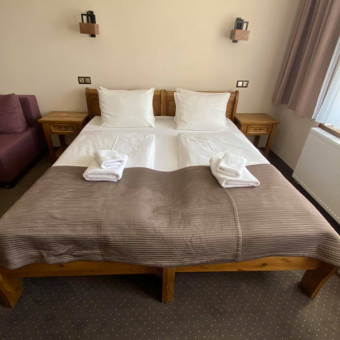 Drewniane łóżko hotelowe