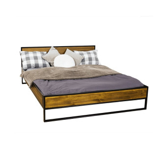 Drewniane łóżko w metalowej ramie
