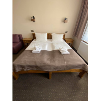 Drewniane łóżko hotelowe