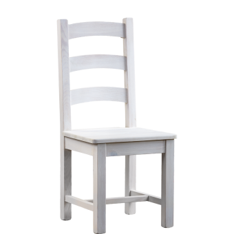 Drewniane krzesło w białym kolorze